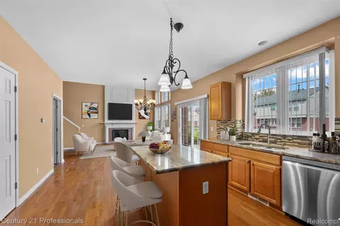 Kitchen - 49385 Central Park E, Shelby Township, MI 48317 photo 2 of 4