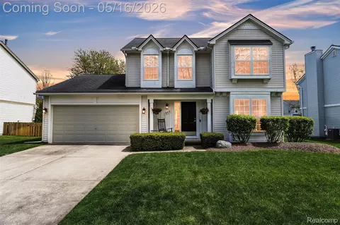 944 S Parkwood Dr, South Lyon, MI 48178