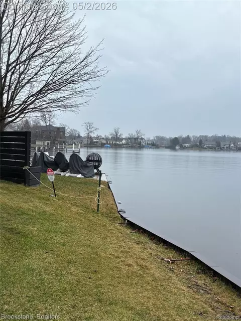 208 Brittain Dr, Lake Orion, MI 48362