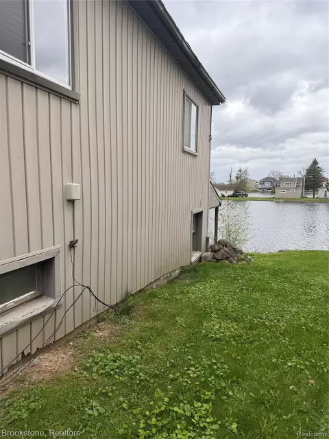 208 Brittain Dr, Lake Orion, MI 48362