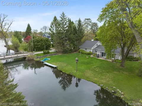 2630 Warner Dr, West Bloomfield, MI 48324