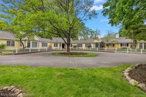 760 Lone Pine Rd, Bloomfield Hills, MI 48304