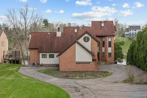 10785 Oxbow Lakeshore Dr, White Lake, MI 48386