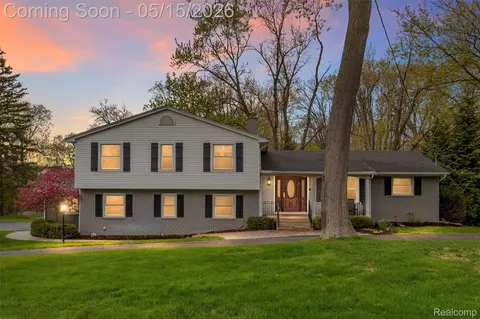 1946 Shore Hill Dr, Bloomfield Hills, MI 48302