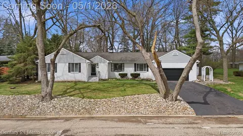 5060 Oneida Dr, Independence, MI 48348