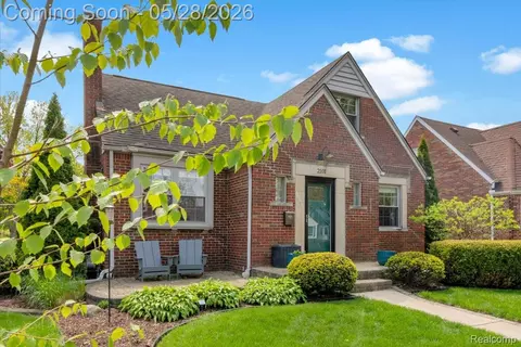 2101 Lochmoor Blvd, Grosse Pointe, MI 48236