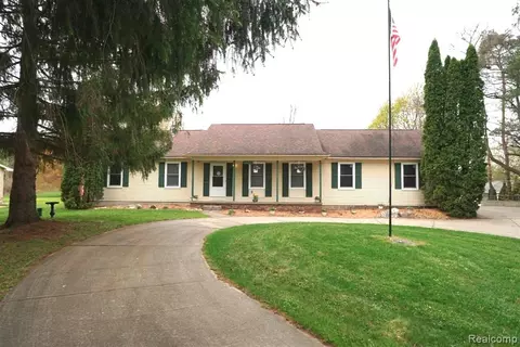 9416 S State Rd, Goodrich, MI 48438