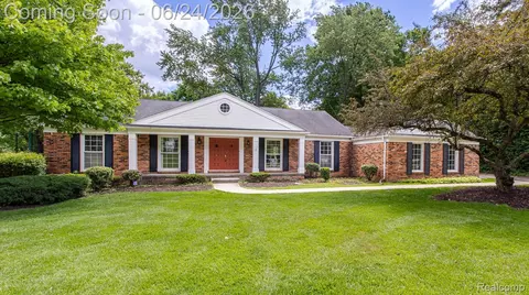 710 Basswood Dr, Rochester Hills, MI 48309