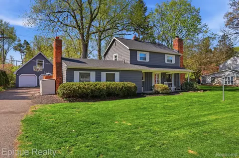 7441 Honeysuckle Rd, West Bloomfield, MI 48324