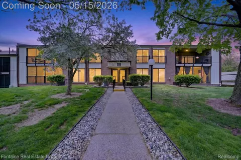 18285 University Park Dr, Livonia, MI 48152