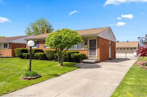 7011 Helen St, Garden City, MI 48135