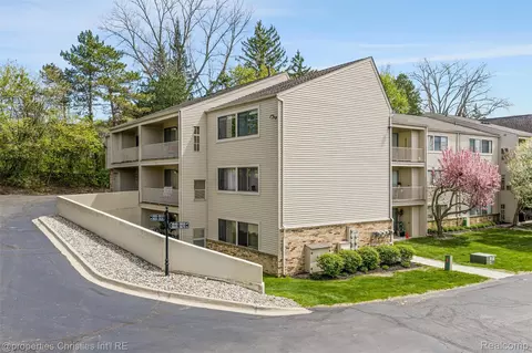 3805 S Lone Pine Rd #300, West Bloomfield, MI 48323
