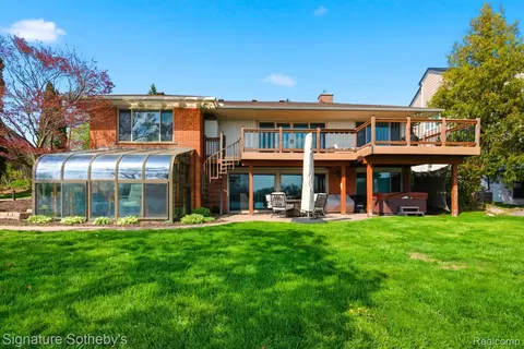 2497 W Walton Blvd, Waterford, MI 48329