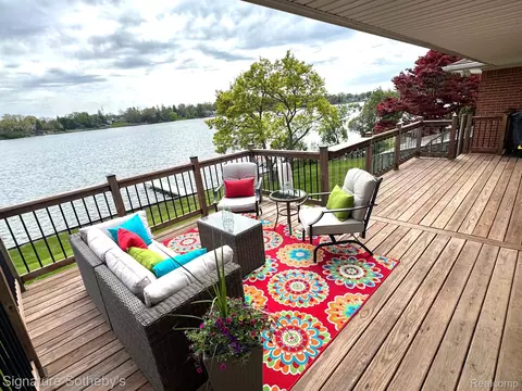 2497 W Walton Blvd, Waterford, MI 48329