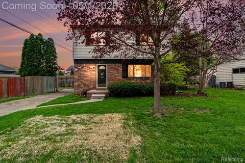 8732 Fremont St, Westland, MI 48185