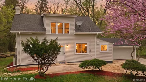 21266 W 9 Mile Rd, Southfield, MI 48075