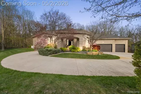 930 Bear Creek Ct, Oakland, MI 48306