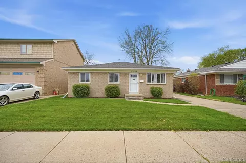 21525 Downing St, Saint Clair Shores, MI 48080