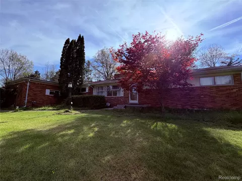 28147 Wildwood Trl, Farmington Hills, MI 48336