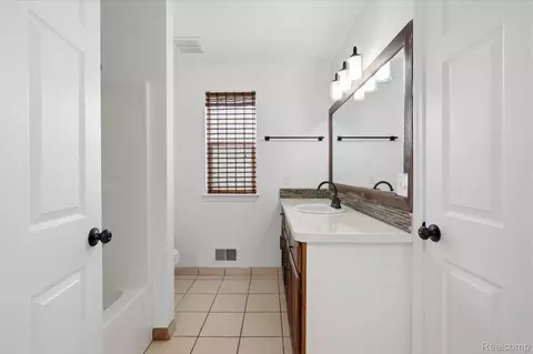 Bath - 30179 Kim Lane 5, Romulus, MI 48174 photo 3 of 3