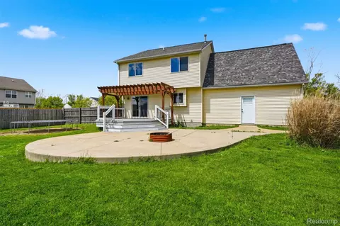 Exterior - 30179 Kim Lane 5, Romulus, MI 48174 photo 5 of 7