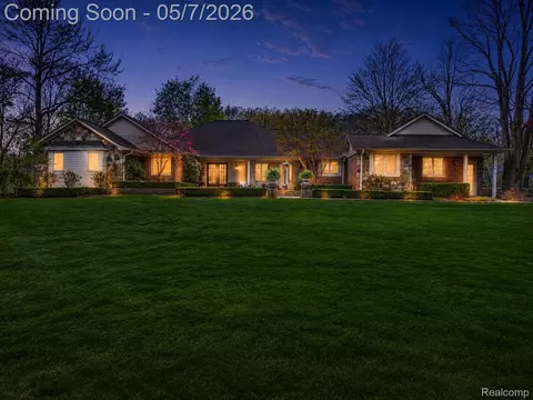 5300 Old Mill Rd, Rochester, MI 48306