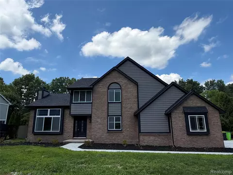 5140 Woodrun Ct, West Bloomfield, MI 48323