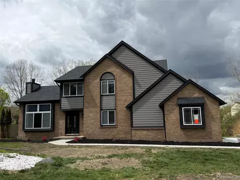 5140 Woodrun Ct, West Bloomfield, MI 48323