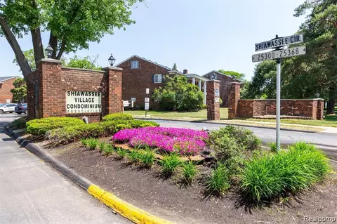 25316 Shiawassee Cir #203, Southfield, MI 48033