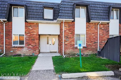 1866 Colonial Village Way #1, Waterford, MI 48328