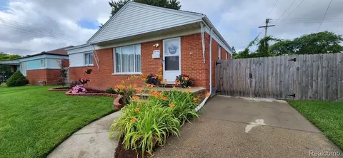 19156 Ash Ave, Eastpointe, MI 48021