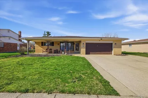 16515 Cederama Dr, Clinton Township, MI 48038