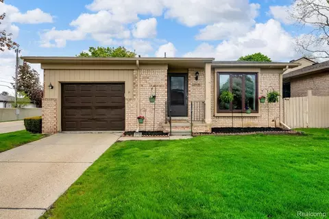 29454 Scarborough Dr, Warren, MI 48088