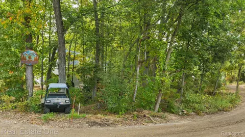 000 E Canyon Dr, Milford, MI 48380