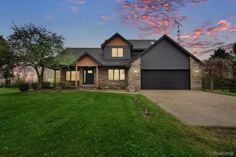 7341 Wood Pointe Dr, Almont, MI 48003