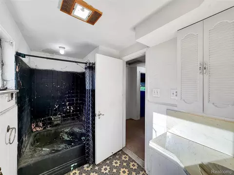 Bath - 768 Washington Rd, Grosse Pointe, MI 48230 photo 4 of 4