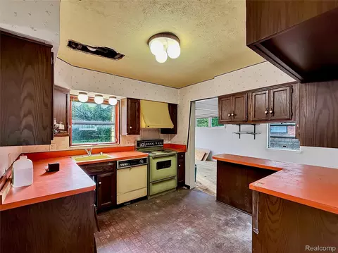 Kitchen - 768 Washington Rd, Grosse Pointe, MI 48230 photo 2 of 2