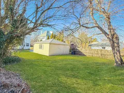 Exterior - 768 Washington Rd, Grosse Pointe, MI 48230 photo 10 of 12