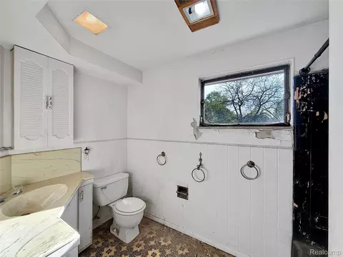 Bath - 768 Washington Rd, Grosse Pointe, MI 48230 photo 3 of 4