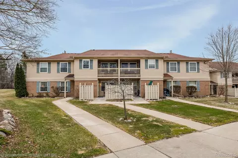 19272 Northridge Dr, Northville, MI 48167