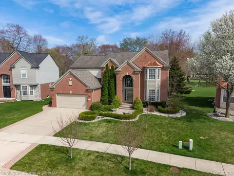48742 Tanglewood Dr, Macomb, MI 48044