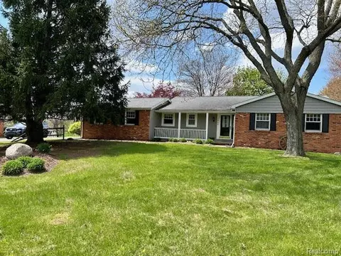 4305 N Hickory Ridge Rd, Highland, MI 48357