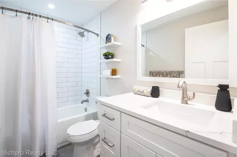 Bath - 4577 Jerome Rd, Independence, MI 48346 photo 2 of 2
