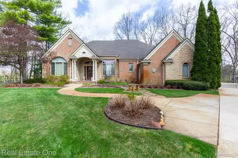 10215 Mill Pointe Dr, Goodrich, MI 48438