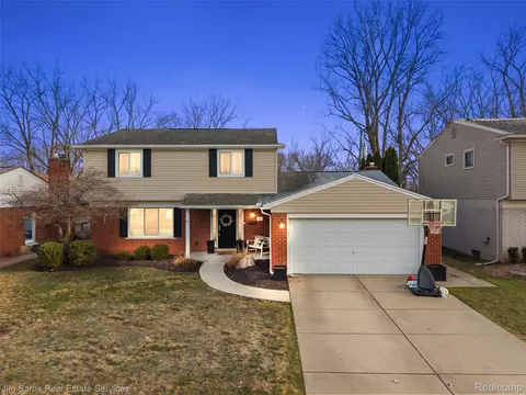 23333 N Colonial Ct, Saint Clair Shores, MI 48080