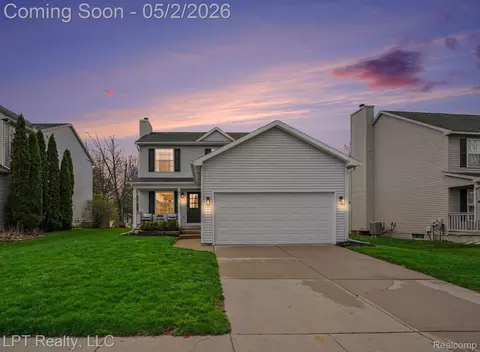 406 Mill Pond Dr, Fenton, MI 48430