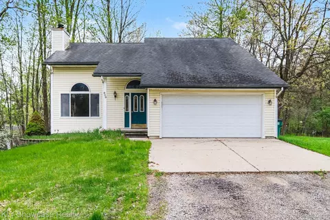 959 E Maple St, Holly, MI 48442