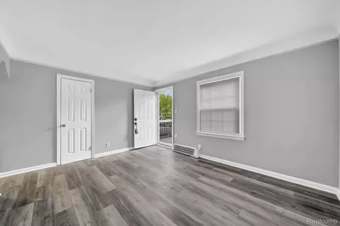 Living - 5156 Winifred St, Wayne, MI 48184 photo 2 of 2