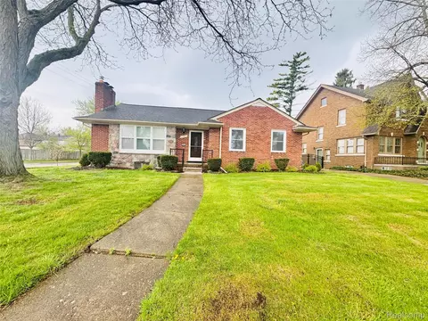 1909 S Trenton Dr, Trenton, MI 48183