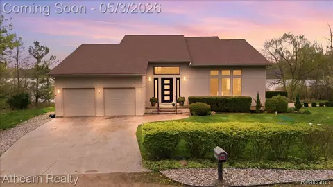 11677 Old Hamburg Rd, Whitmore Lake, MI 48189